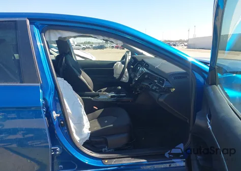 2020 Toyota Camry Le z USA, uszkodzony, nr VIN 4T1C11AK1LU399929